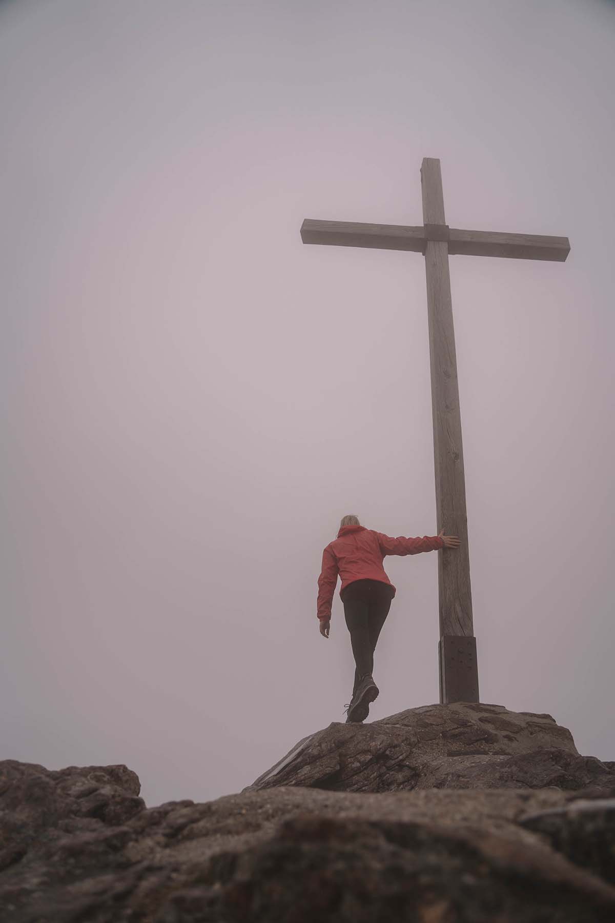 wanderung-arber-rissloch-mittagsplatzl-bodenmais-grosser-gipfel-kreuz-frau-nebel-01 wanderung-arber-rissloch-mittagsplatzl-bodenmais-grosser-gipfel-kreuz-frau-nebel-01