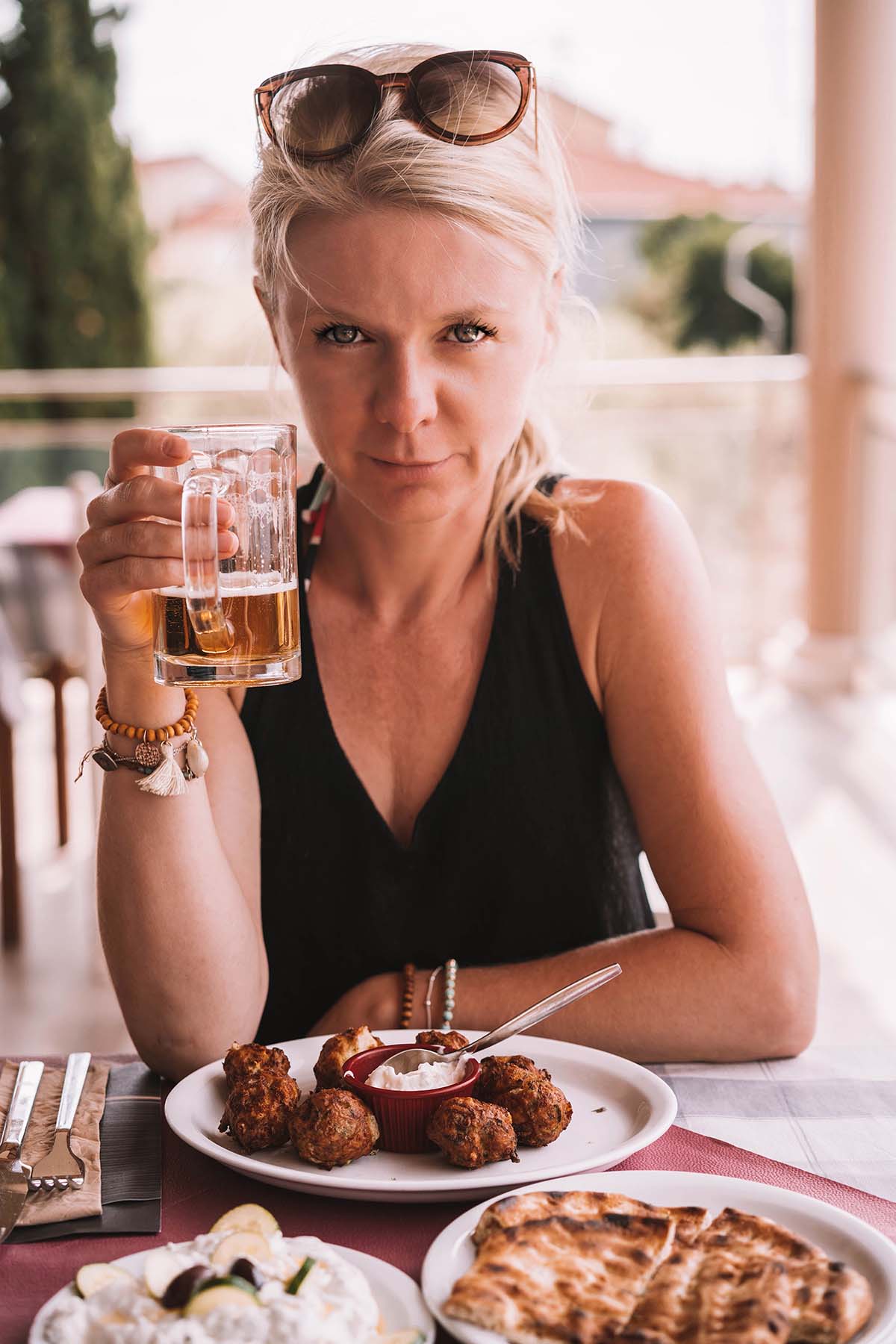 Frau trinkt Bier im San Leon Restaurant