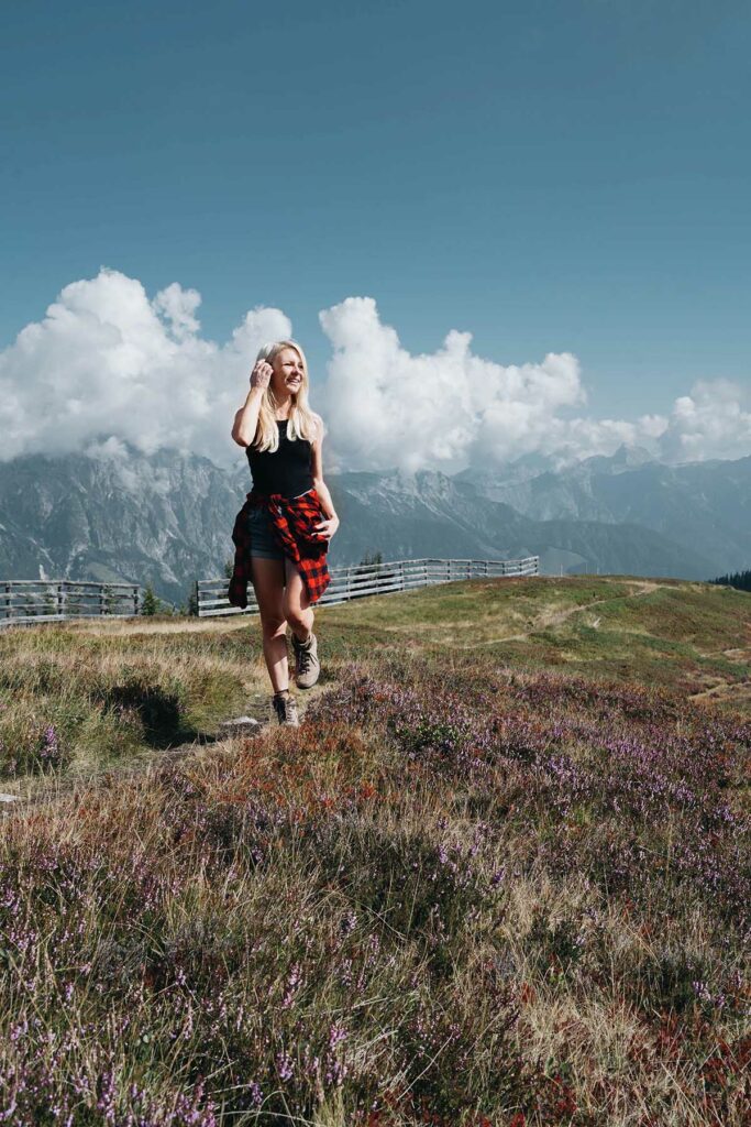 Frau beim Wandern in Österreich