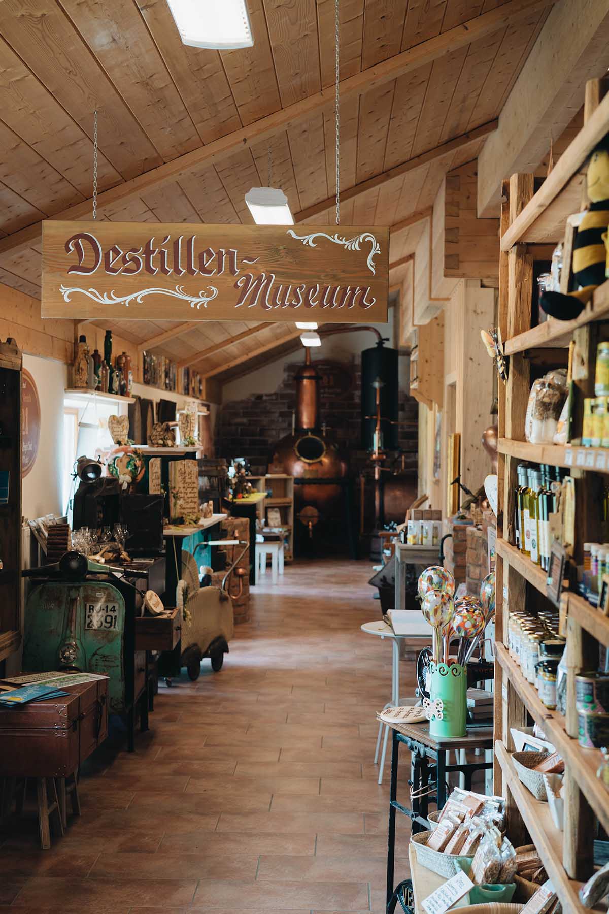 Destillenmuseum im Lamer Winkel mit Aussstellungsstücken