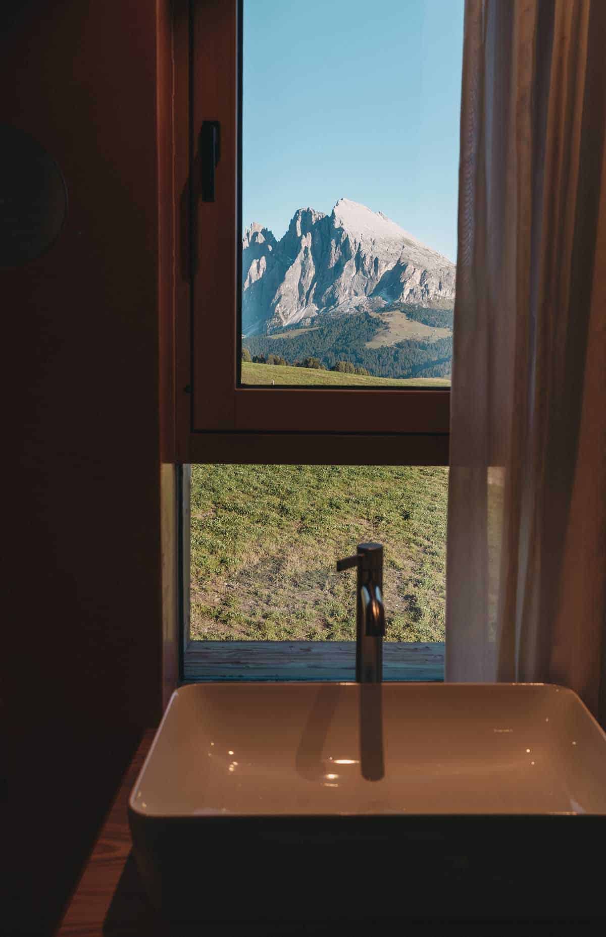 Aussicht auf Dolomiten vom Badezimmer