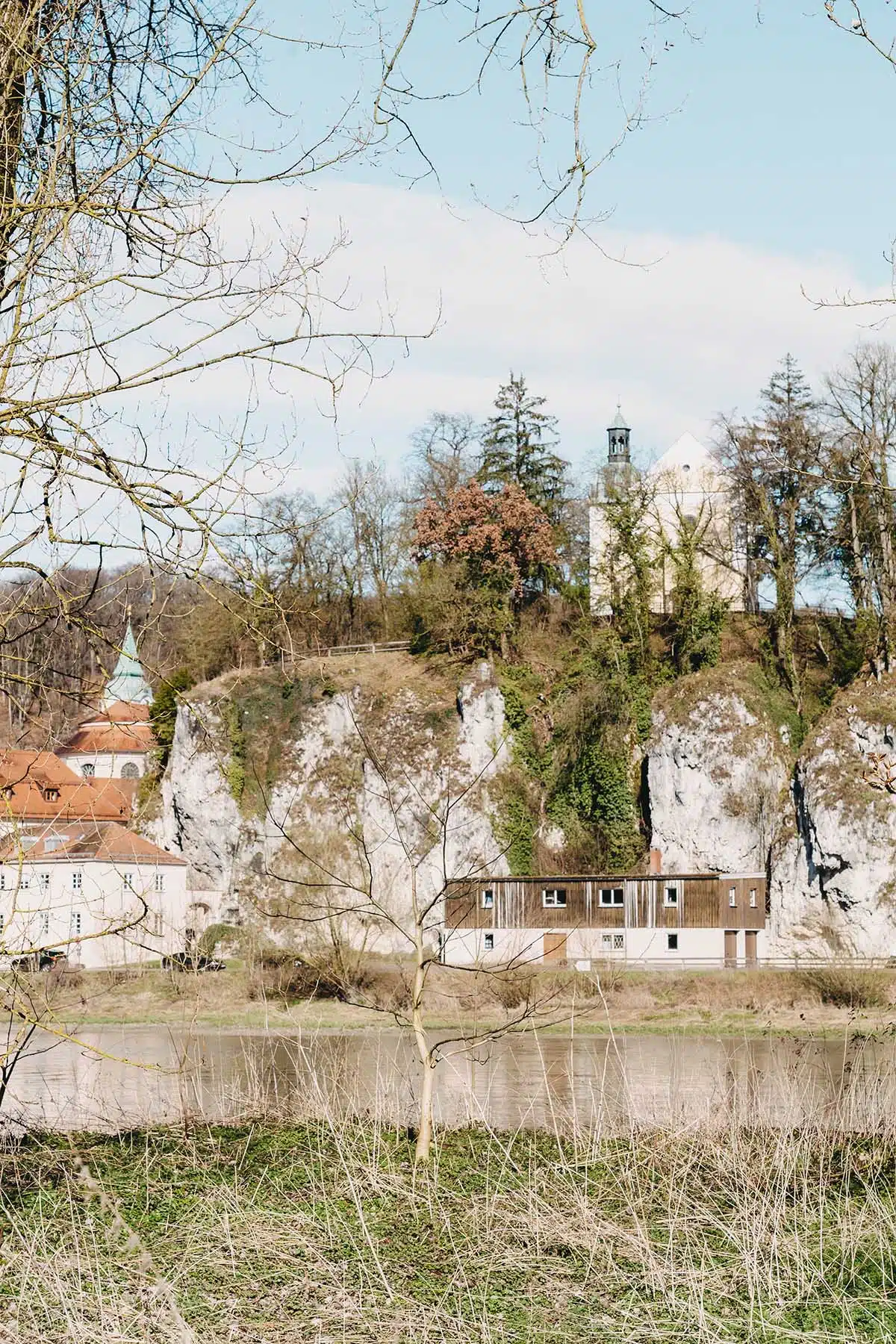 Aussicht beim Wandern auf Kloster Weltenburg und Donau