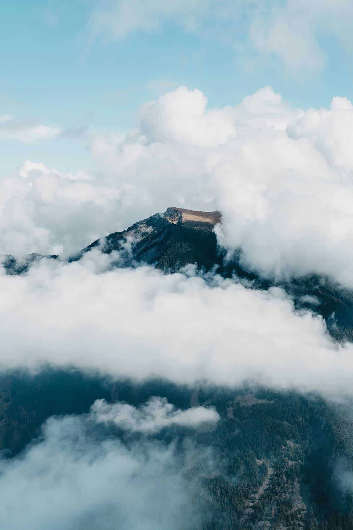Puflatsch Berge in den Dolomiten mit Wolken