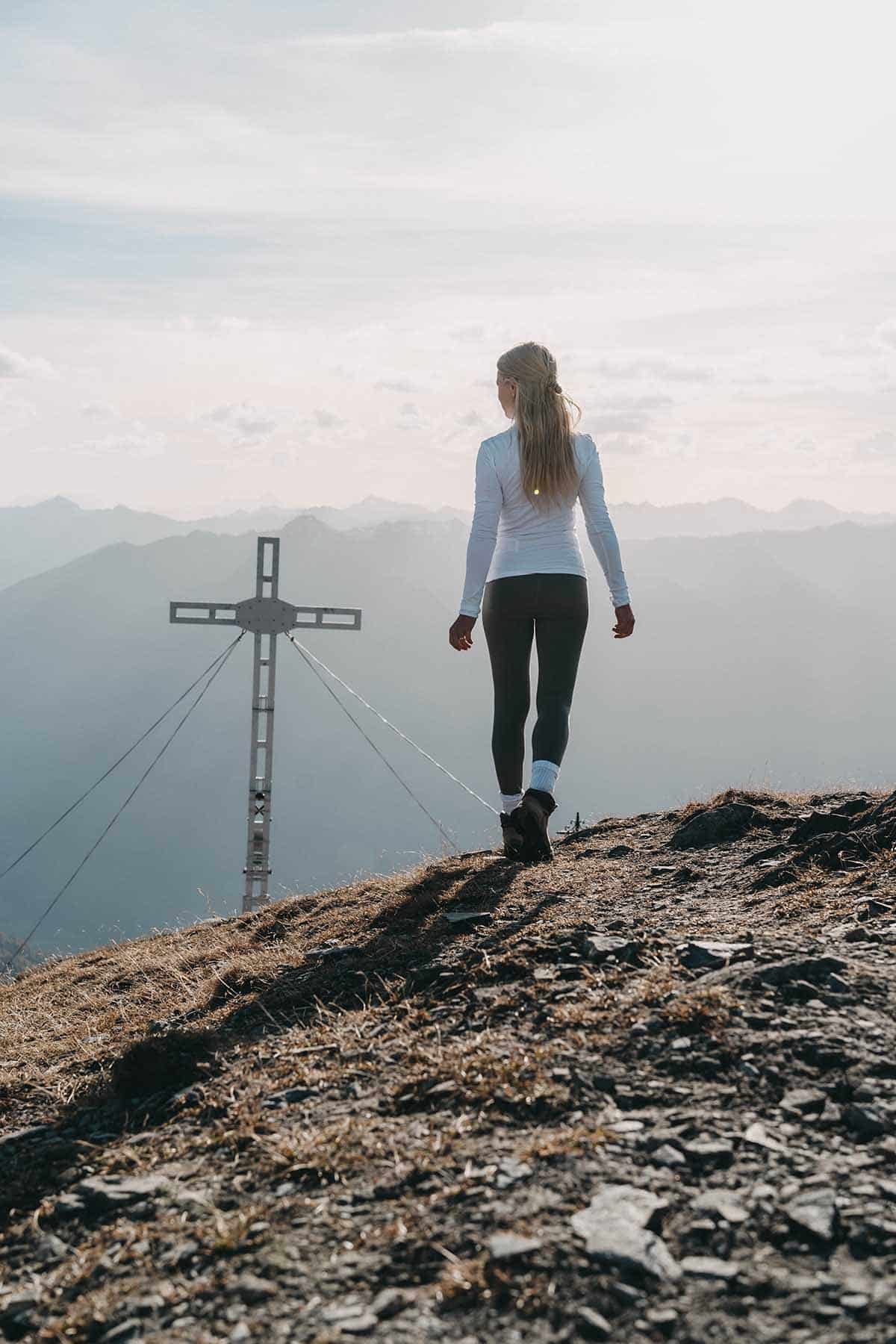 Frau steht auf Gipfel bei Bretterwandspitze