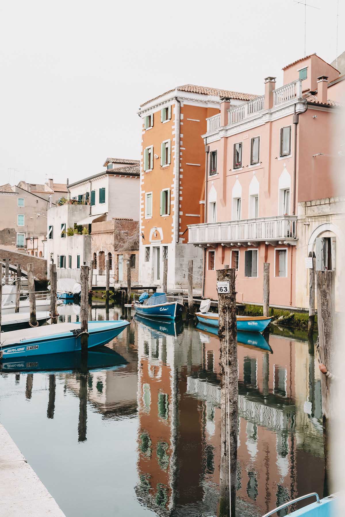 bunte Häuser am Kanal von Chioggia