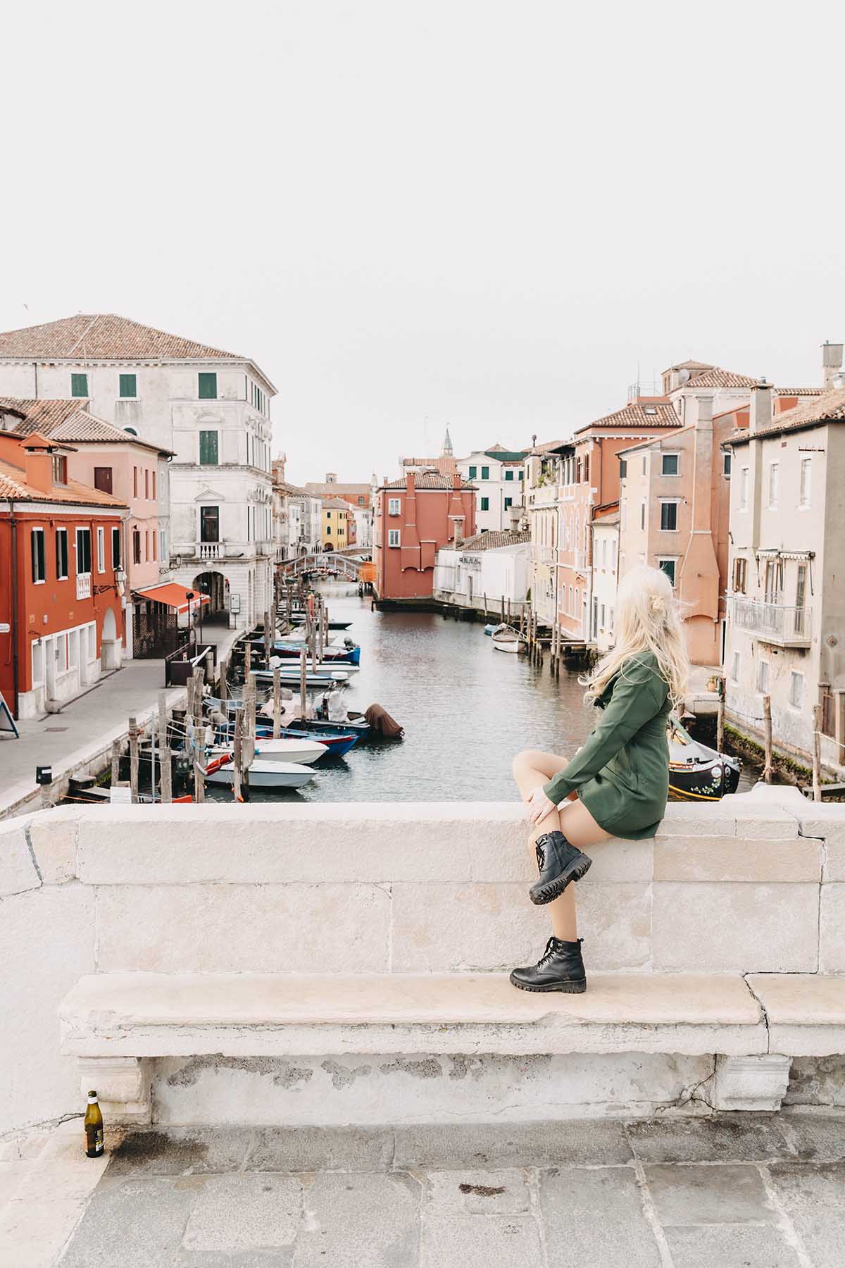 Frau sitzt auf der Ponte Vigo in Chioggia