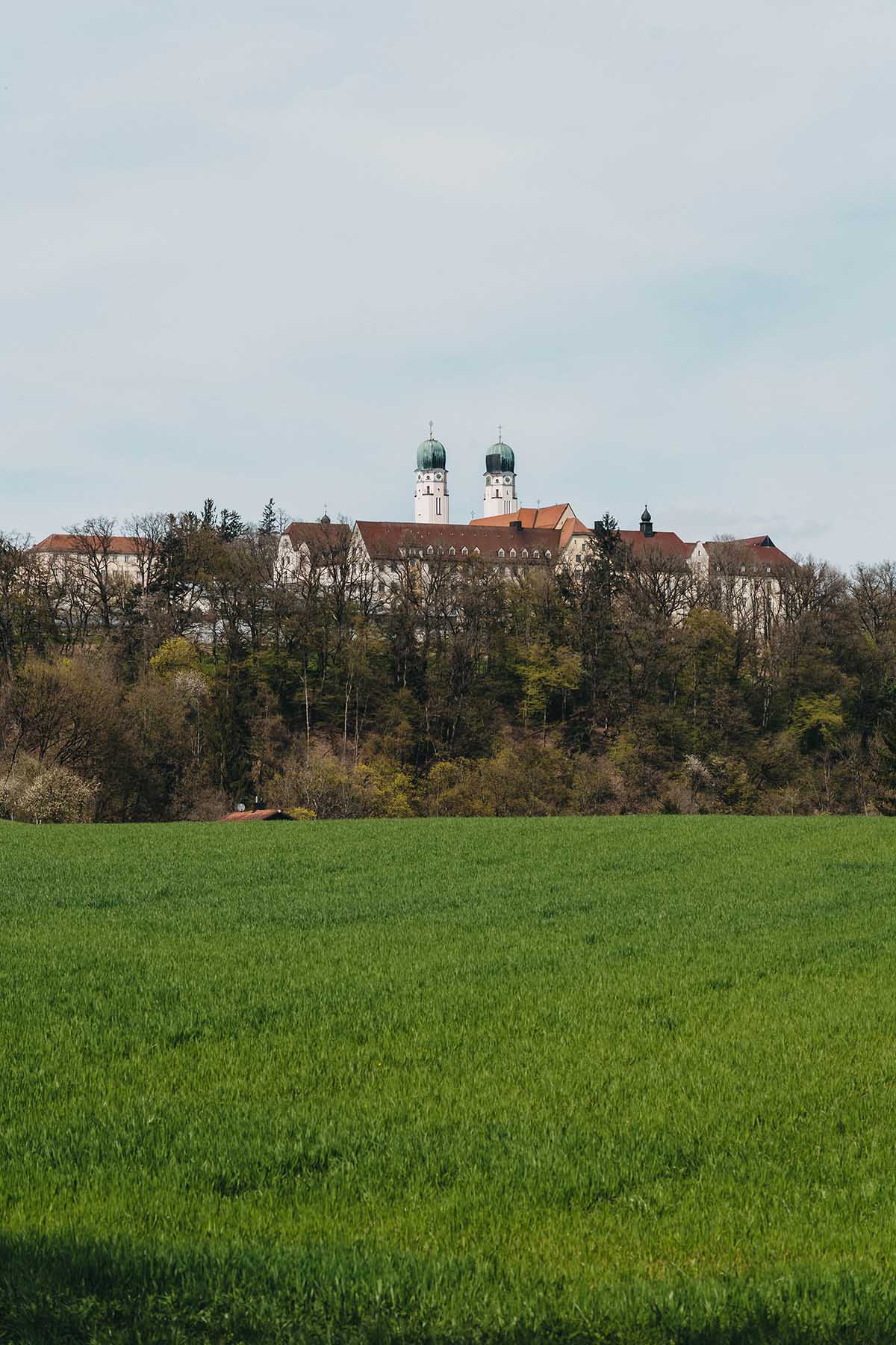 Blick zum Kloster bei Vilshofen