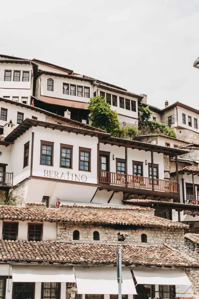 weiße Häuser in Berat Albanien