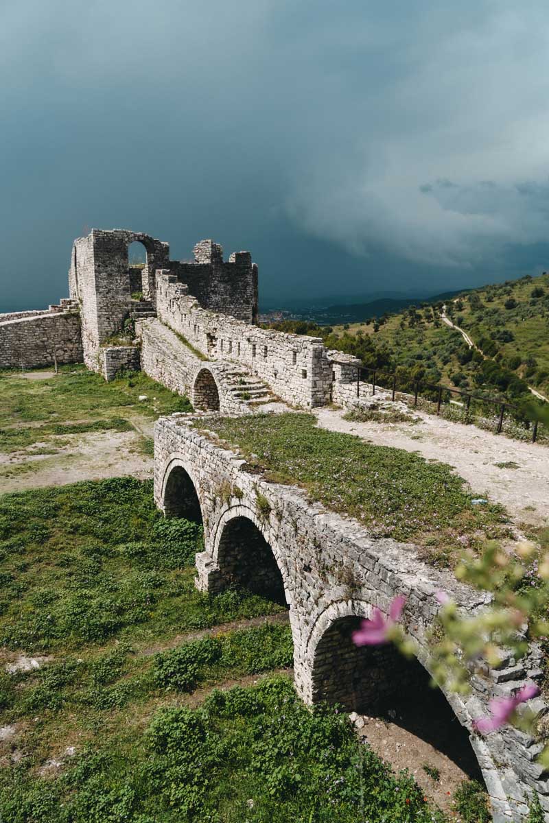Gewitter über der Burg Ruine in Berat