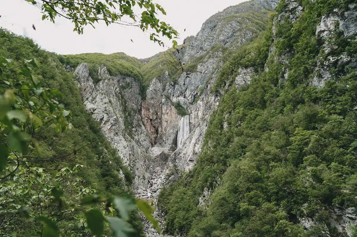 Wasserfall in Felsen