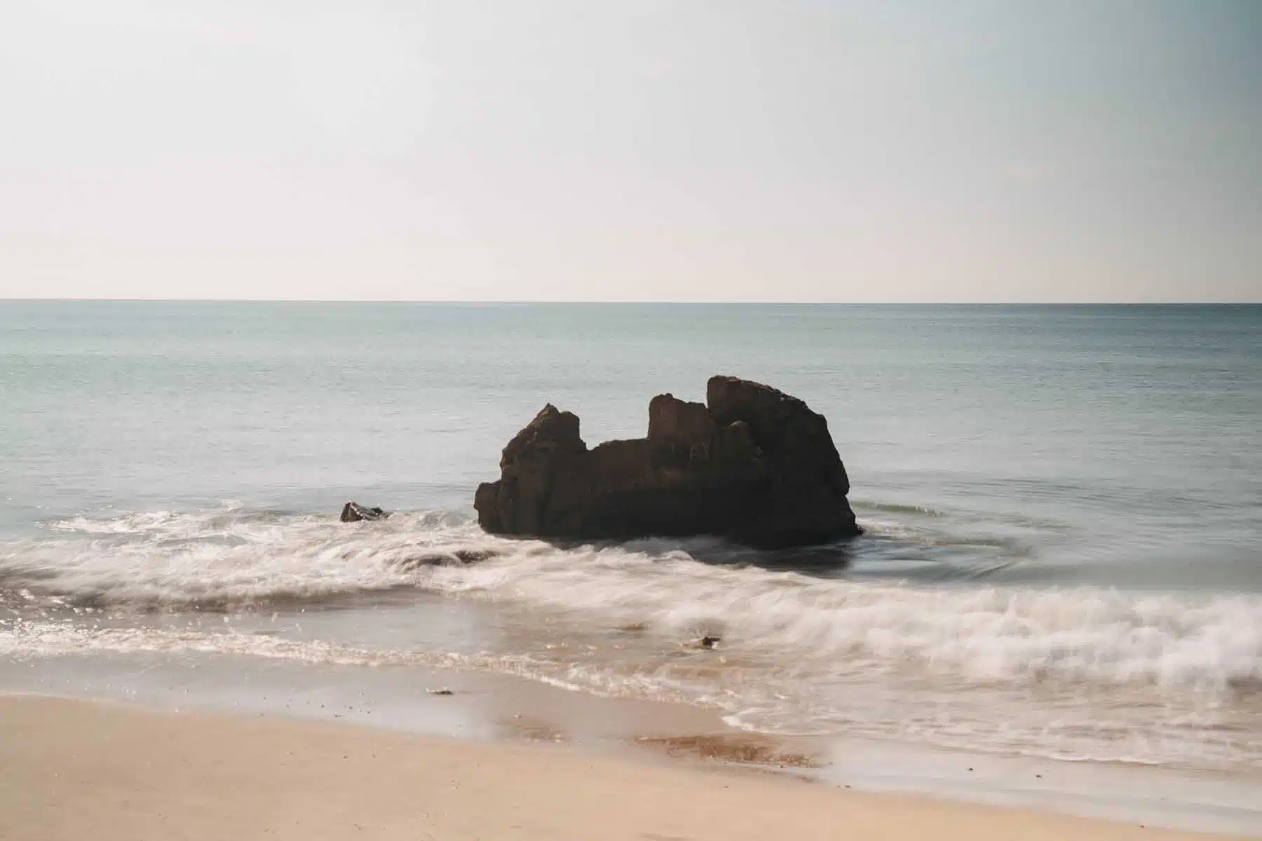 Felsen am Strand an der Algarve